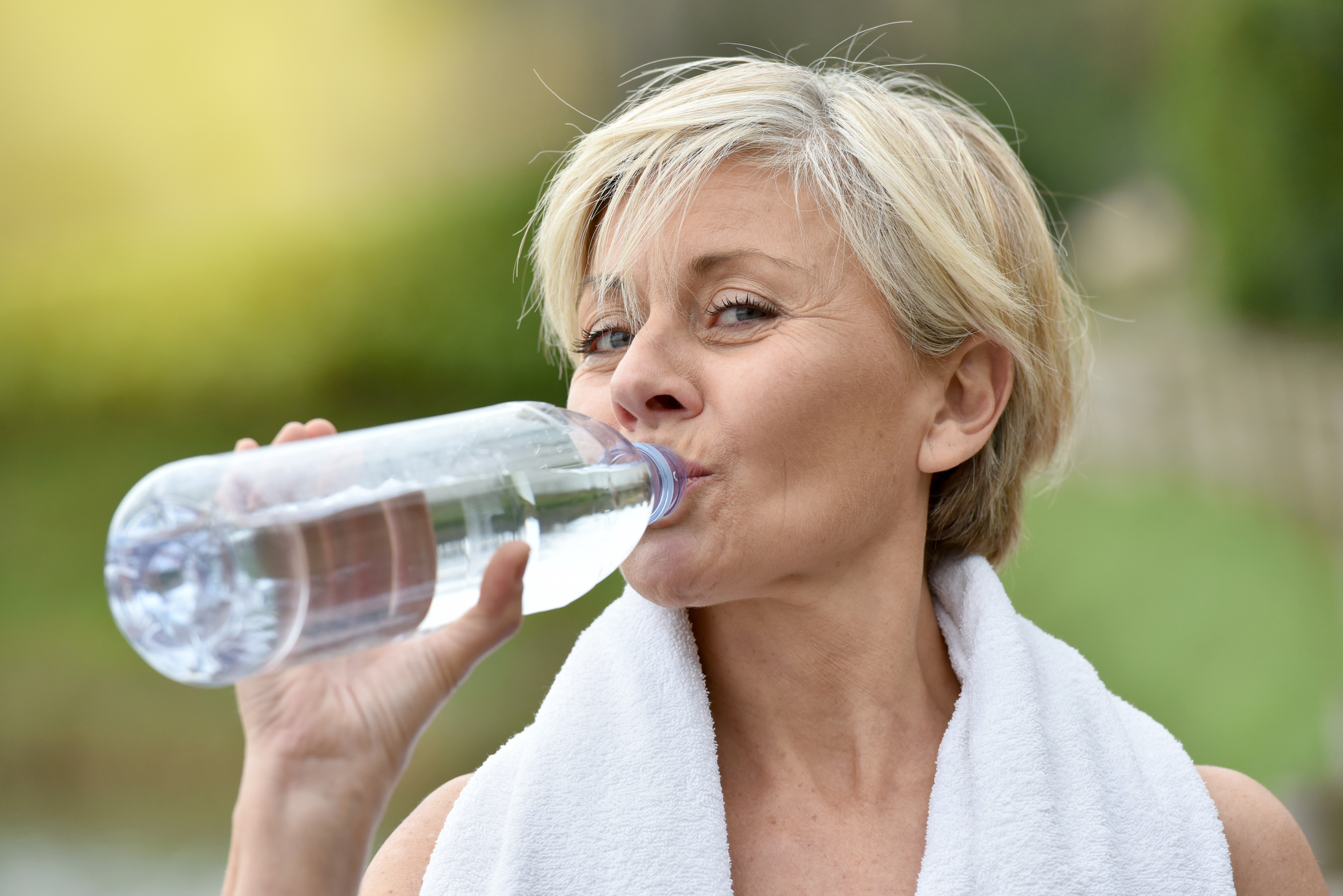 Попит возраст. Женщина пьет воду. Питье воды. Пожилая женщина пьет воду. Пьющая женщина воду.